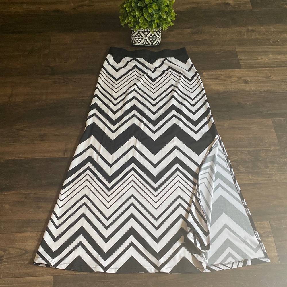 Maxi chevron skirt 2B BEBE with sexy side slit